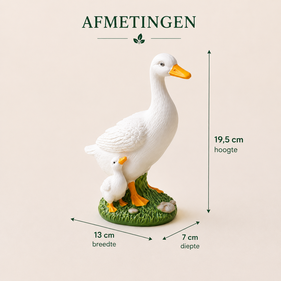 Wit eendenbeeld met kuiken op de rand van een vijver tussen waterlelies