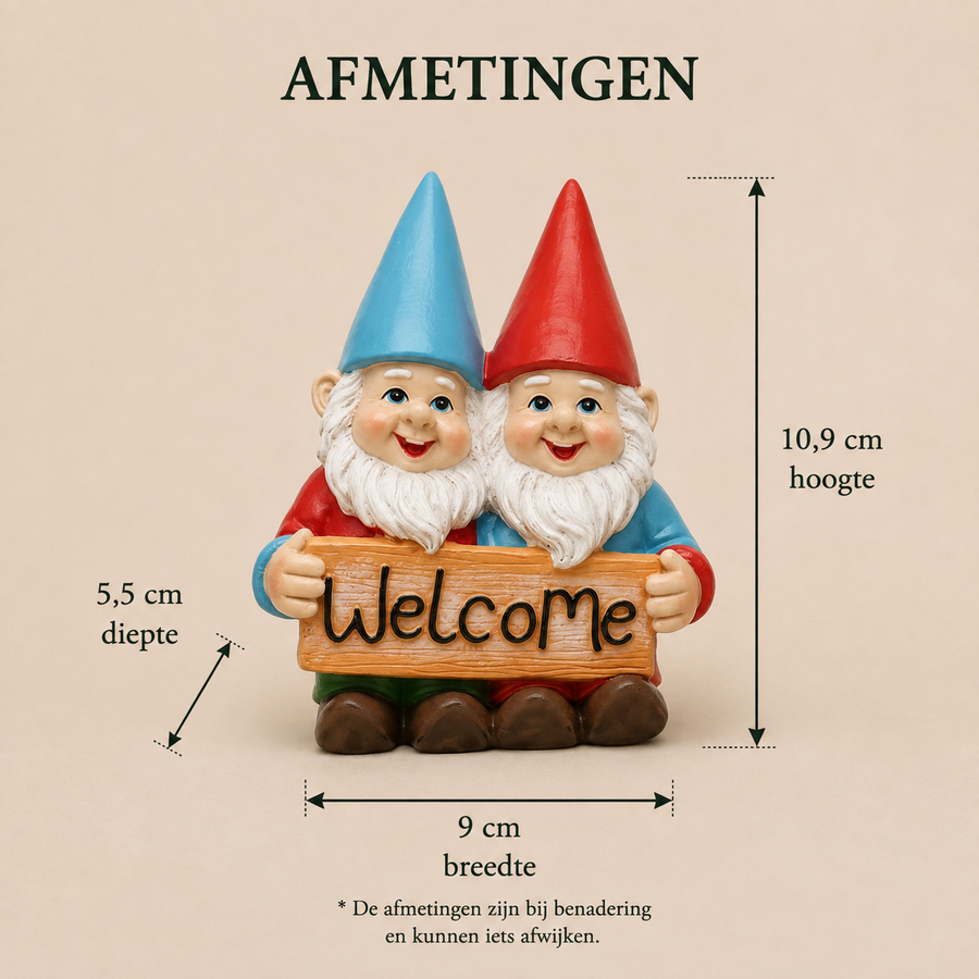 Afmetingen twee kabouters met welkomstbord: 10,9 cm hoog, 9 cm breed en 5,5 cm diep