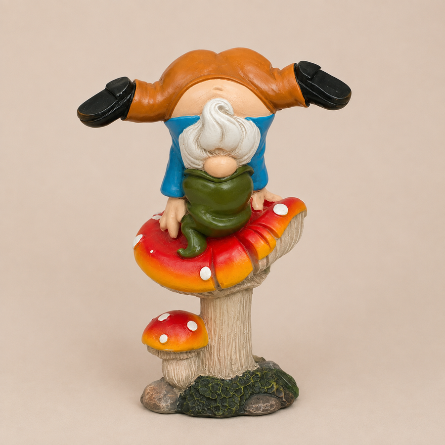 Tuinkabouter op zijn kop in handstand op een paddenstoel, 13 cm hoog