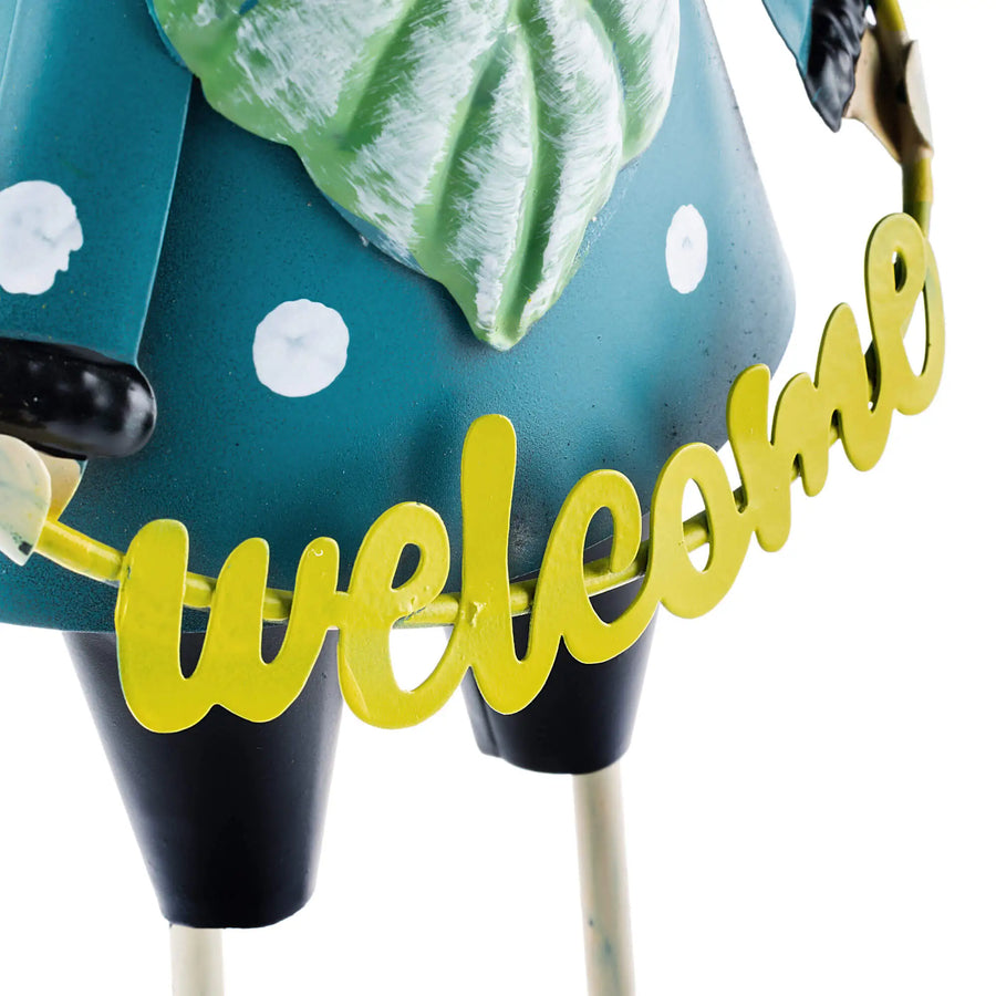 Detail van de afwerking van de blauwe tuinkabouter