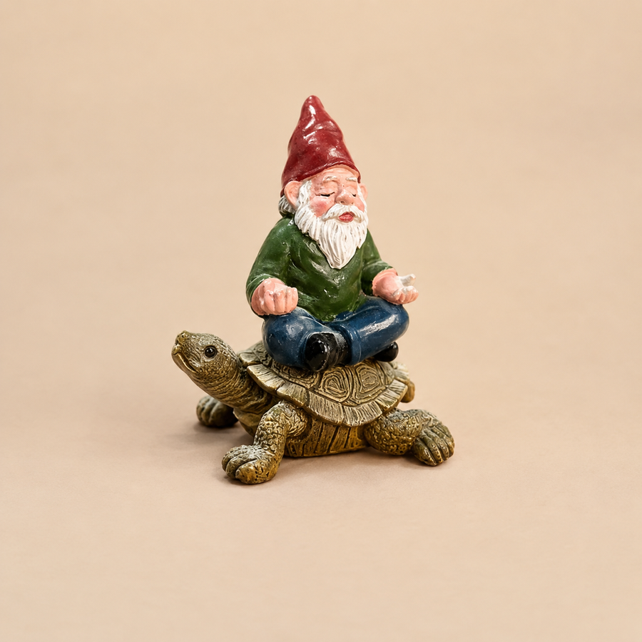 Mediterende tuinkabouter op een schildpad, 7,6 cm hoog