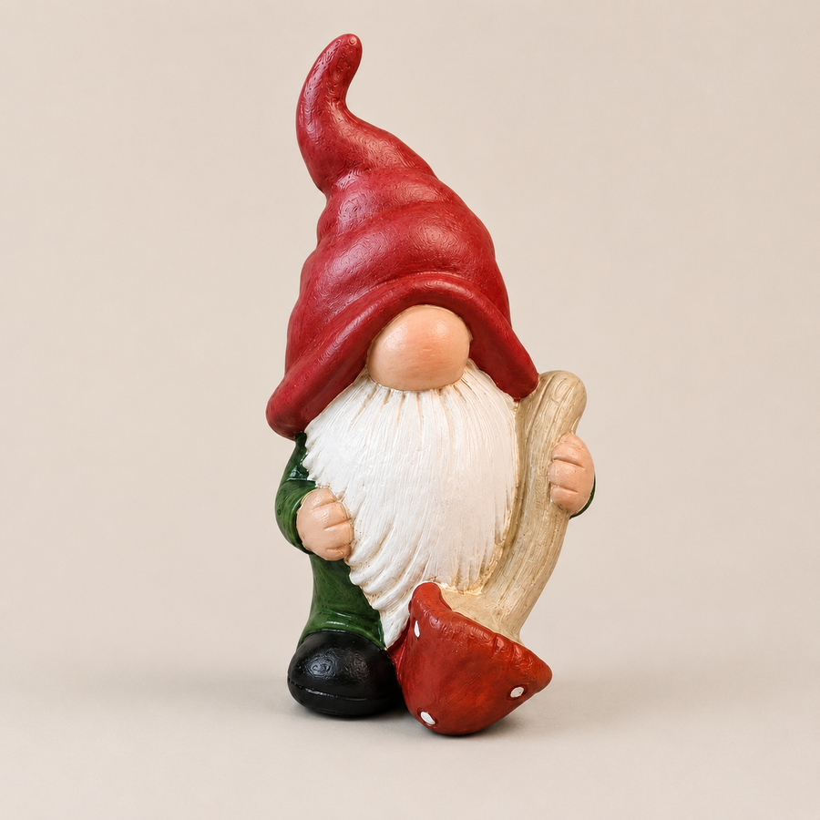 Gnome met rode muts van 16 cm, met houten tak in de hand en een paddenstoel aan zijn voeten