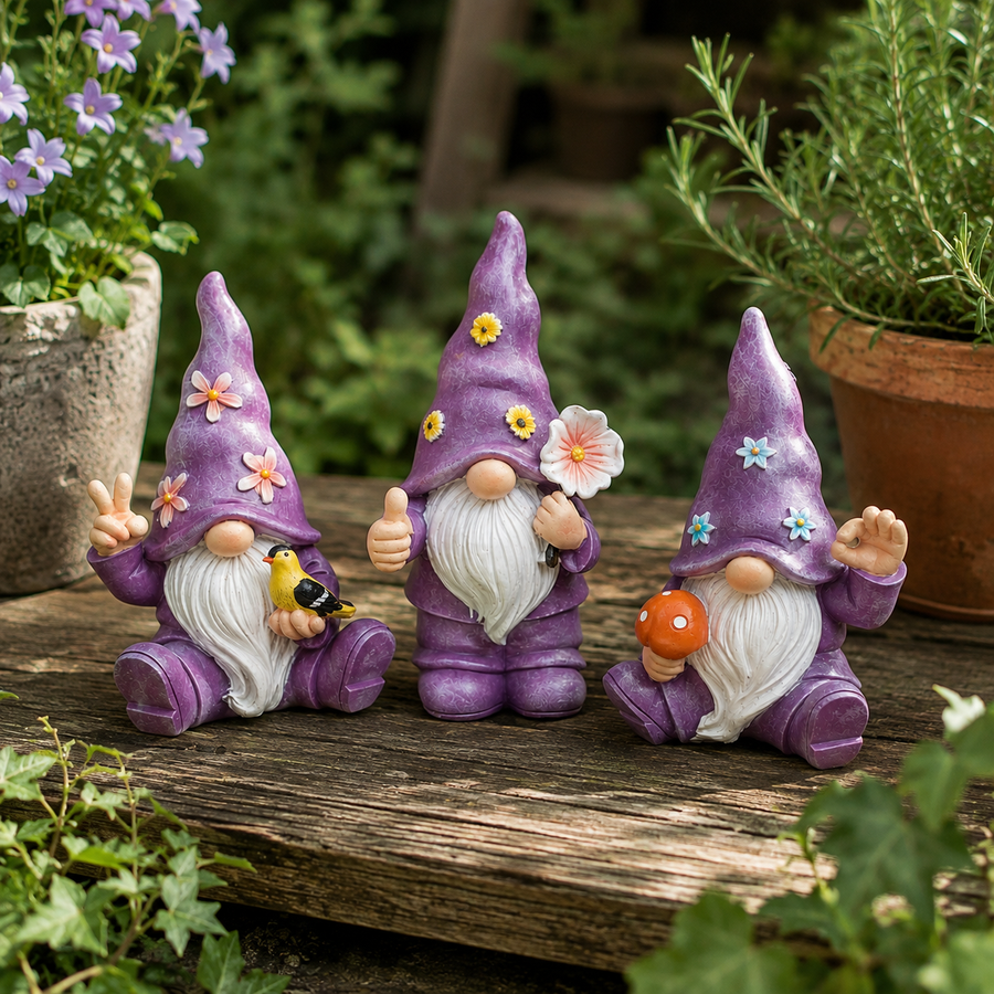 Drie paarse tuinkabouters tussen de lavendel in een border