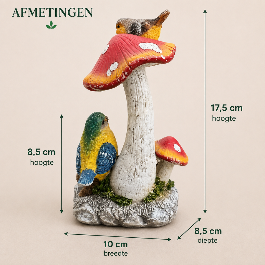 Afmetingen paddenstoel tuinbeeld met vogels: 17,5 cm hoog, 10 cm breed en 8,5 cm diep, hier op een houten balk