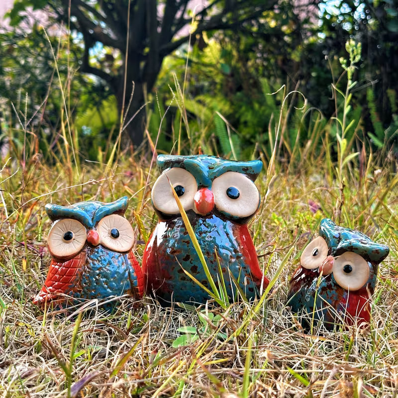 Uilen beeldjes set van 3 tussen het gras in de tuin