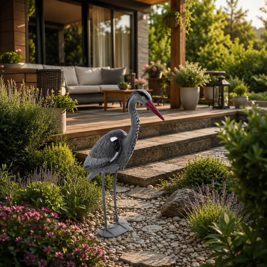 Reiger tuinbeeld aan de waterkant geplaatst