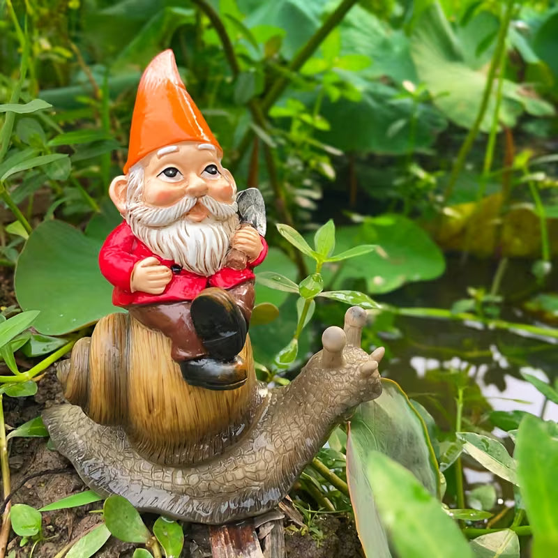 Kabouter op een slak tussen waterplanten aan de rand van een vijver
