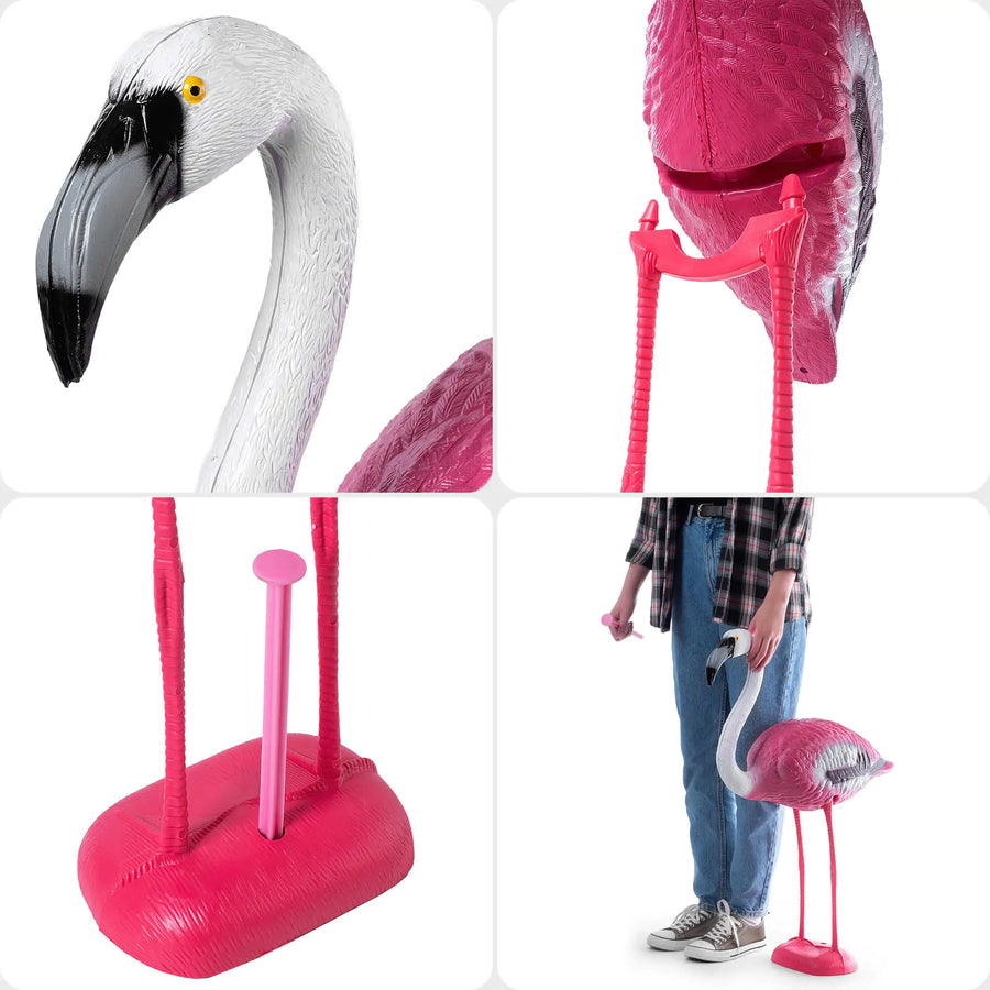 Flamingo tuinbeeld naast de vijver