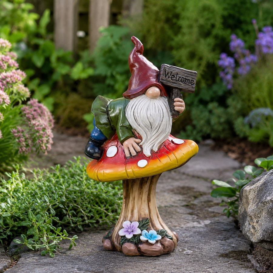 Tuinkabouter met welkomstbord op een tuinpad tussen bloeiende planten