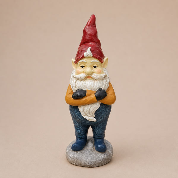 Tuinkabouter met gekruiste armen op een stenen voet, 15,8 cm hoog, met rode puntmuts en witte baard